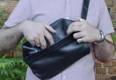 Велика шкіряна сумка-бананка чорного кольору Grande Pelle 742610